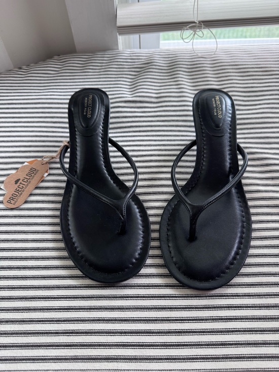 Project Cloud Shoes - Project Cloud Black Minimal Toe-Loop Sandals - Women's